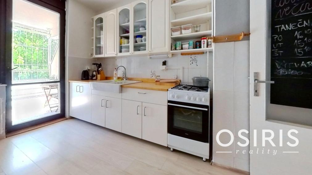 Priestranný 3 izbový byt s loggiou 12m2 v pôvodnom stave, Bôrik