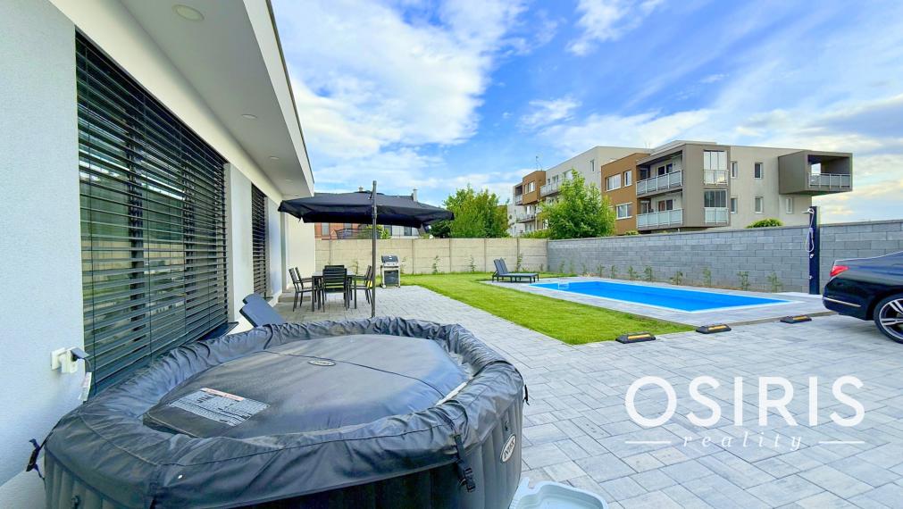 Klimatizovaný 4i rodinný dom s bazénom, 2x parkovanie na pozemku, novostavba 2023