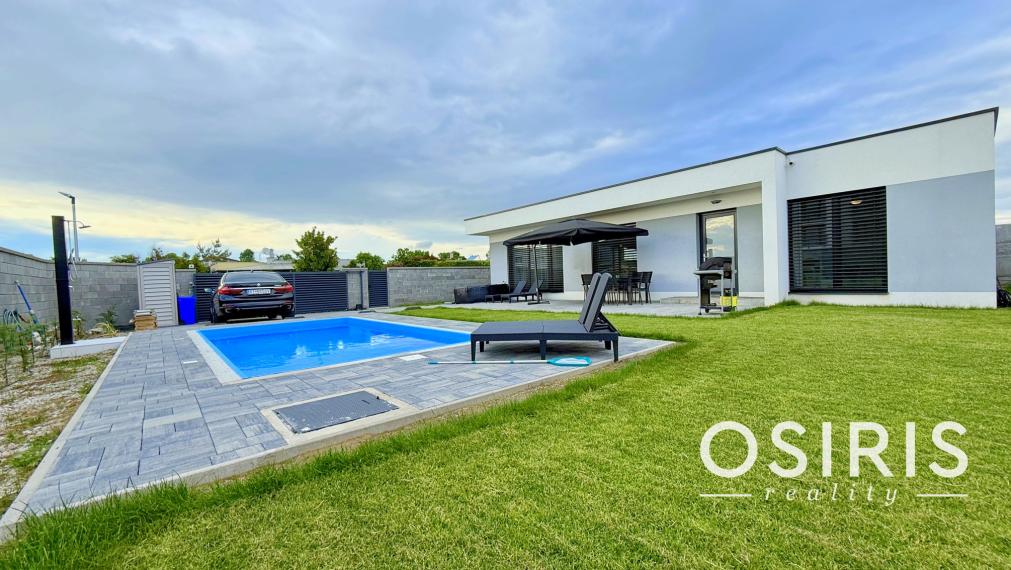 Klimatizovaný 4i rodinný dom s bazénom, 2x parkovanie na pozemku, novostavba 2023