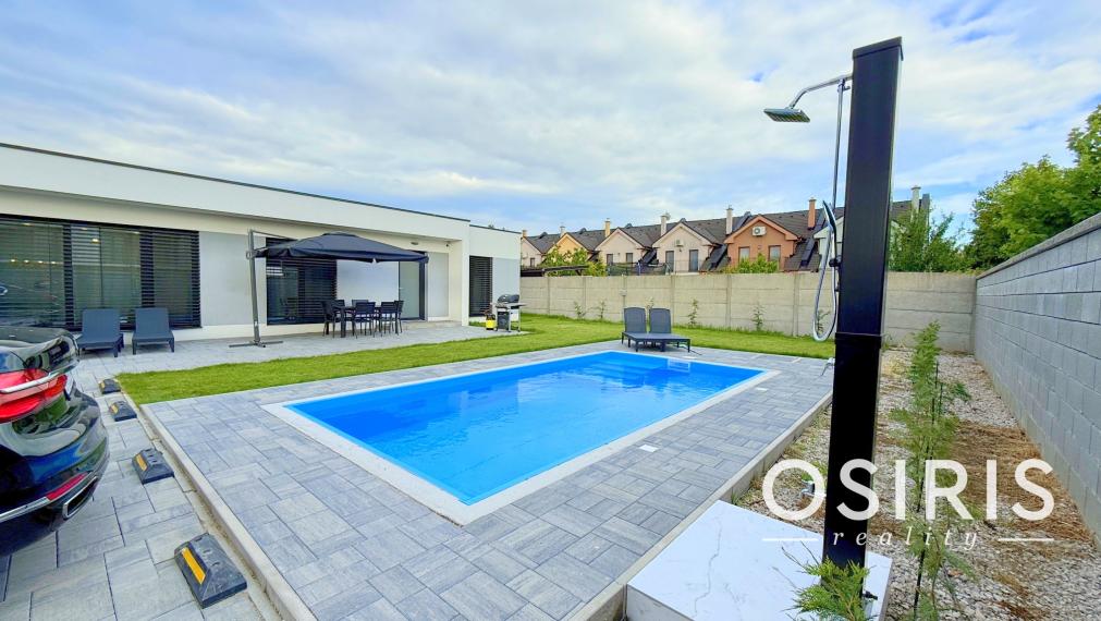 Klimatizovaný 4i rodinný dom s bazénom, 2x parkovanie na pozemku, novostavba 2023