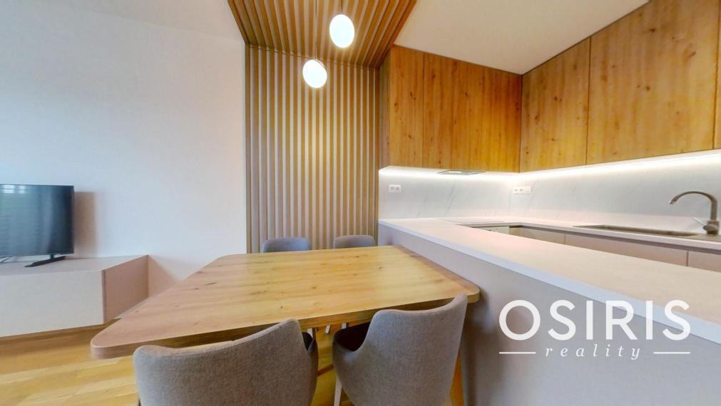 Klimatizovaný 3i byt zariadený dizajnérom v novostavbe Cubicon, parkovanie v garáži