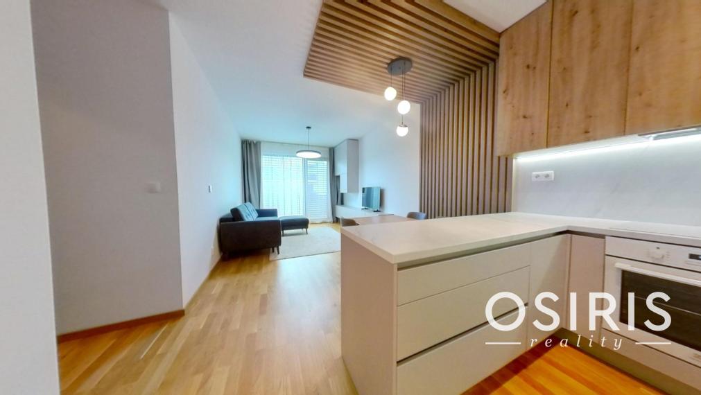 Klimatizovaný 3i byt zariadený dizajnérom v novostavbe Cubicon, parkovanie v garáži