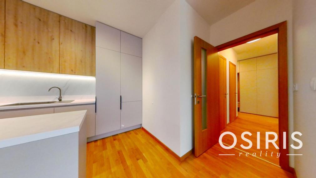 Klimatizovaný 3i byt zariadený dizajnérom v novostavbe Cubicon, parkovanie v garáži