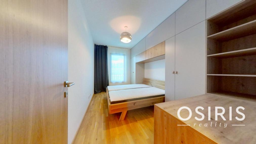 Klimatizovaný 3i byt zariadený dizajnérom v novostavbe Cubicon, parkovanie v garáži