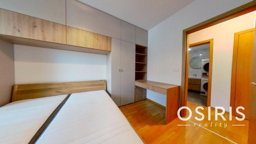 Klimatizovaný 3i byt zariadený dizajnérom v novostavbe Cubicon, parkovanie v garáži