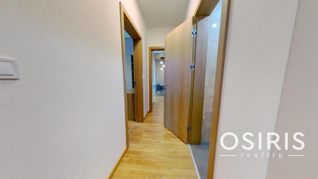 Klimatizovaný 3i byt zariadený dizajnérom v novostavbe Cubicon, parkovanie v garáži