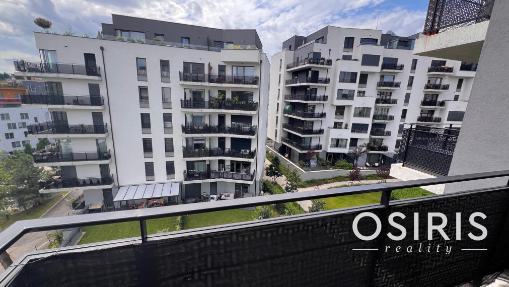 Klimatizovaný 3i byt zariadený dizajnérom v novostavbe Cubicon, parkovanie v garáži