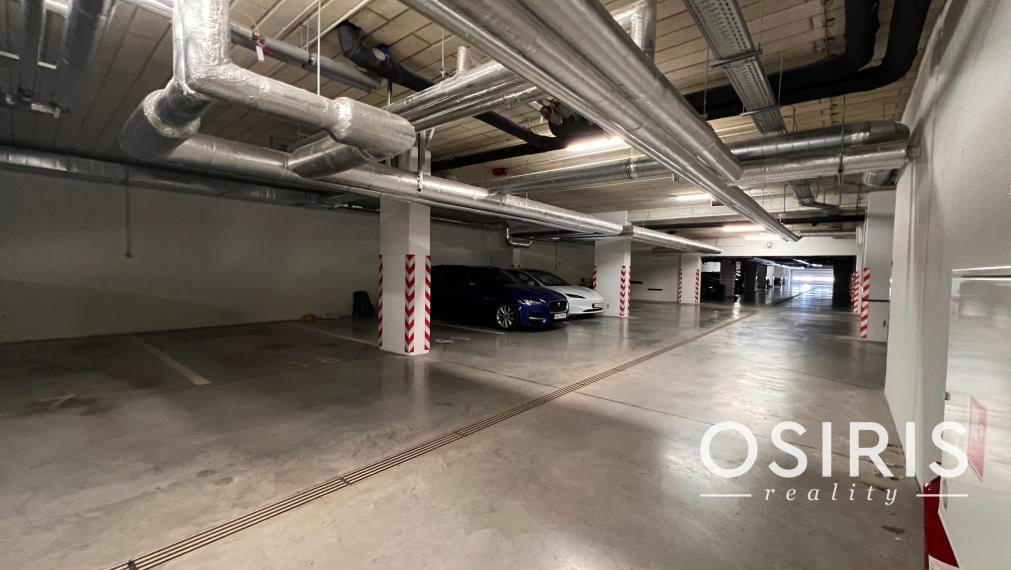 Klimatizovaný 3i byt zariadený dizajnérom v novostavbe Cubicon, parkovanie v garáži