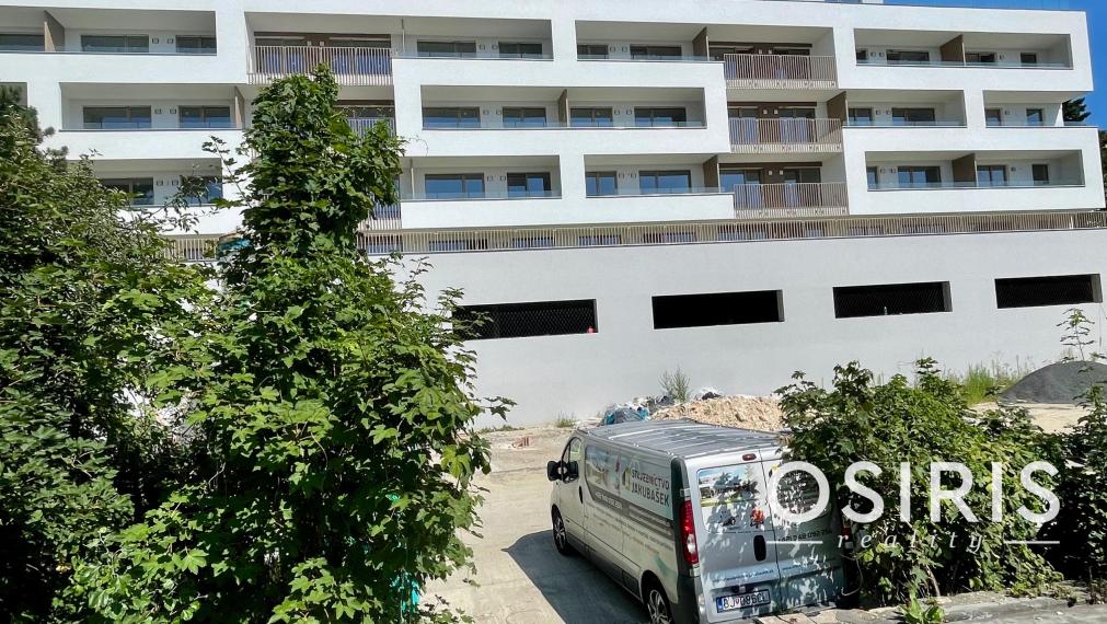 Slnečný 2 izb. byt s predzáhradkou a výhľadom na Bratislavu