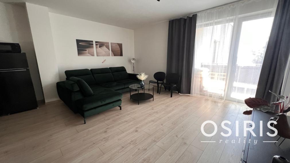 Klimatizovaný, zariadený 2i byt v novostavbe v tichej lokalite Rovinka s vlastným parkovacím miestom