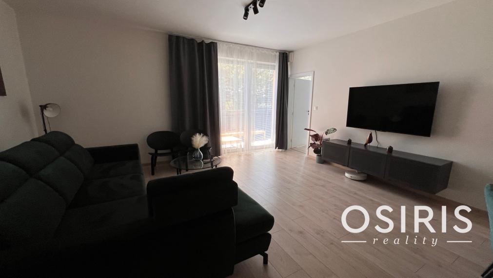 Klimatizovaný, zariadený 2i byt v novostavbe v tichej lokalite Rovinka s vlastným parkovacím miestom