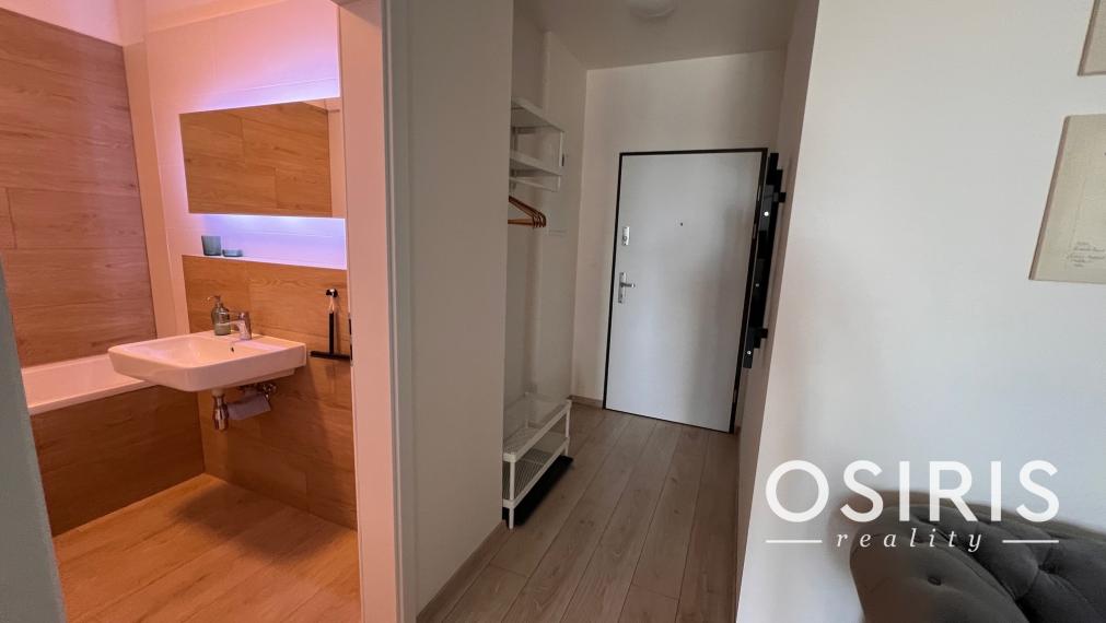 Klimatizovaný, zariadený 2i byt v novostavbe v tichej lokalite Rovinka s vlastným parkovacím miestom