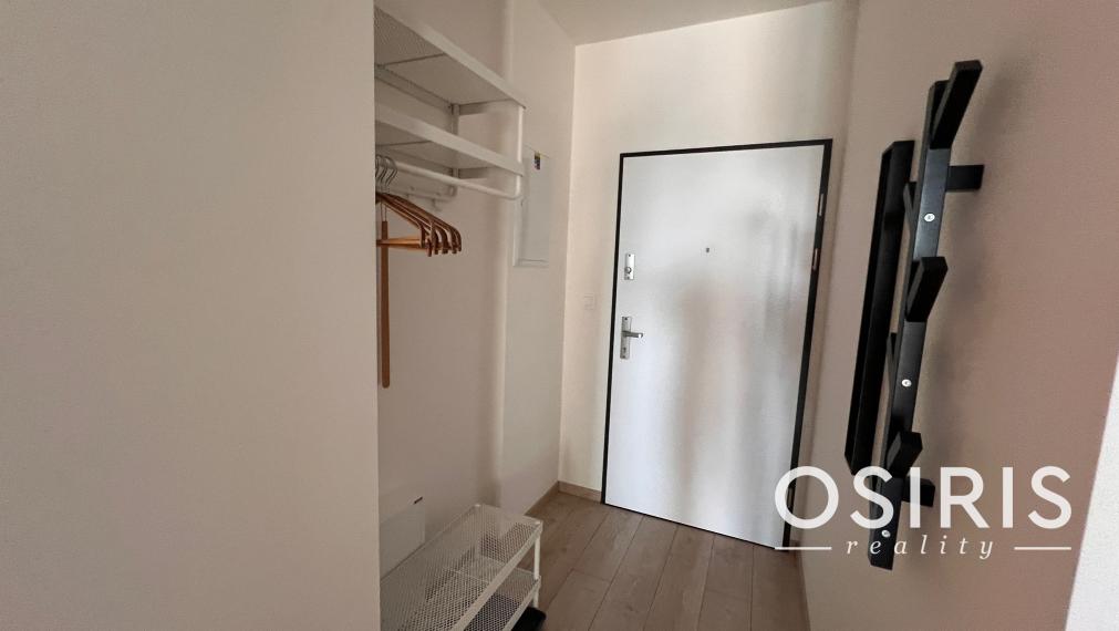 Klimatizovaný, zariadený 2i byt v novostavbe v tichej lokalite Rovinka s vlastným parkovacím miestom