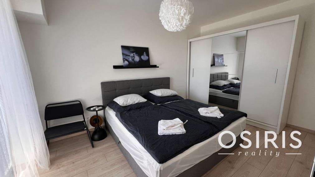 Klimatizovaný, zariadený 2i byt v novostavbe v tichej lokalite Rovinka s vlastným parkovacím miestom