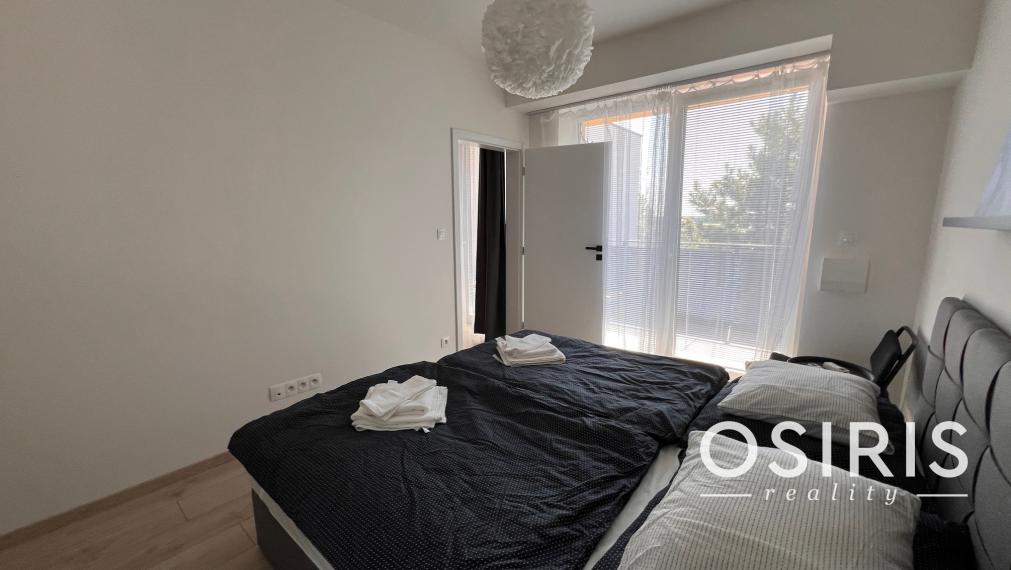 Klimatizovaný, zariadený 2i byt v novostavbe v tichej lokalite Rovinka s vlastným parkovacím miestom