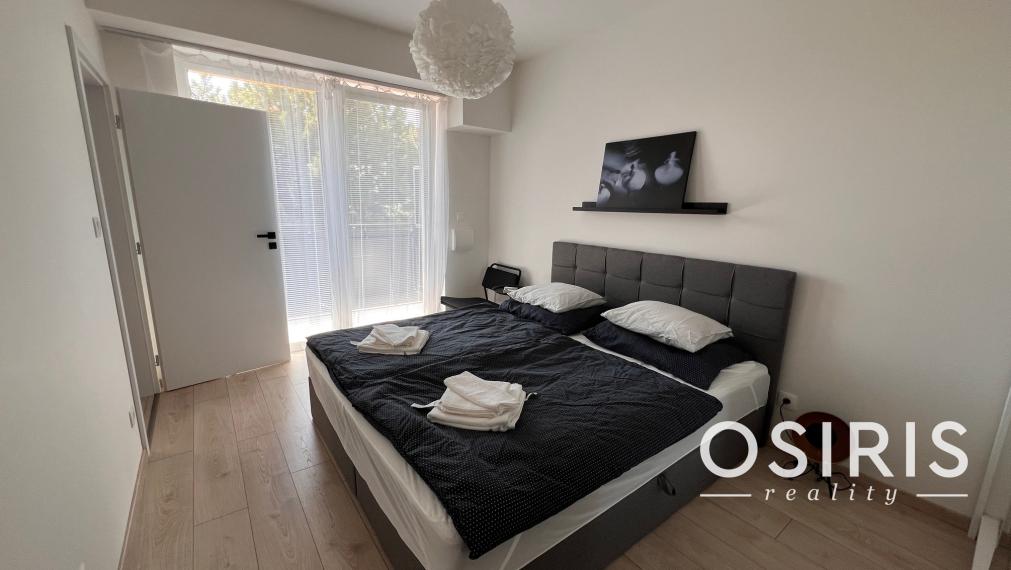 Klimatizovaný, zariadený 2i byt v novostavbe v tichej lokalite Rovinka s vlastným parkovacím miestom