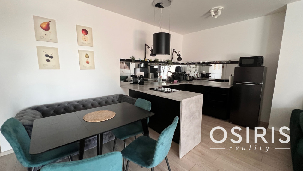 Klimatizovaný, zariadený 2i byt v novostavbe v tichej lokalite Rovinka s vlastným parkovacím miestom