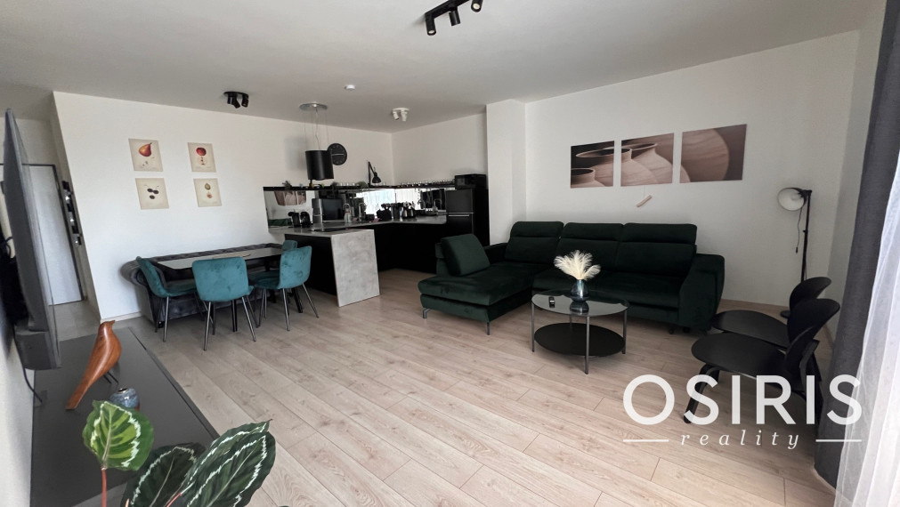 Klimatizovaný, zariadený 2i byt v novostavbe v tichej lokalite Rovinka s vlastným parkovacím miestom