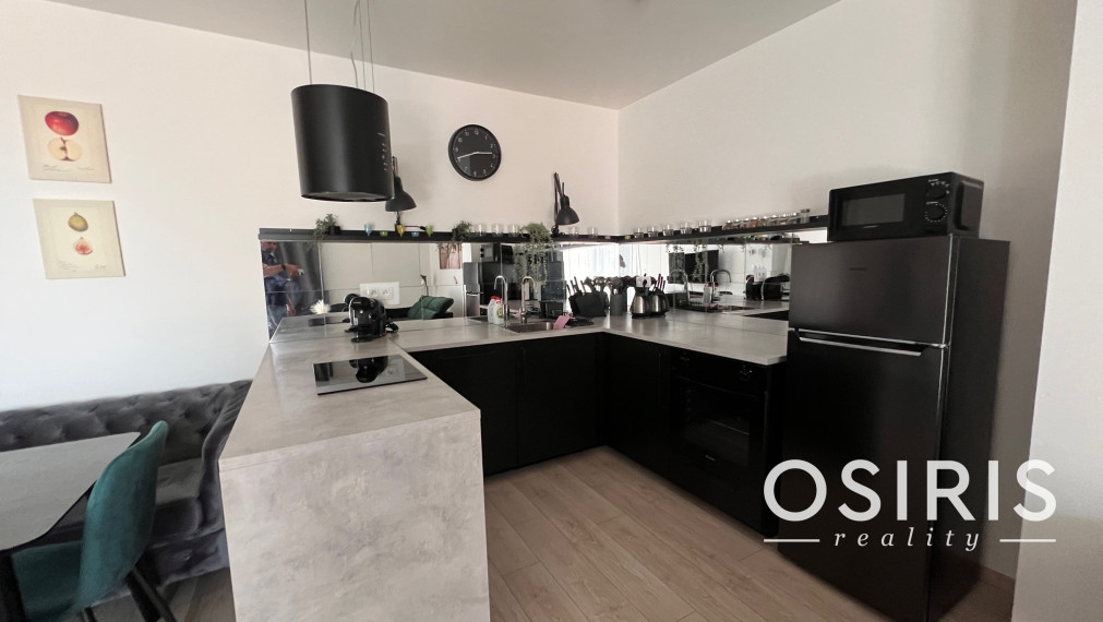 Klimatizovaný, zariadený 2i byt v novostavbe v tichej lokalite Rovinka s vlastným parkovacím miestom