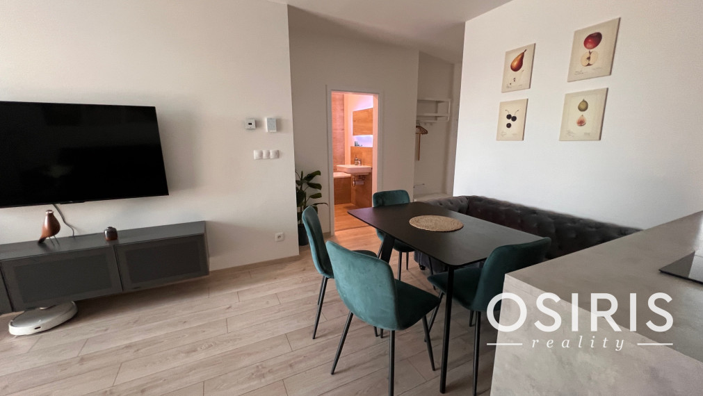 Klimatizovaný, zariadený 2i byt v novostavbe v tichej lokalite Rovinka s vlastným parkovacím miestom