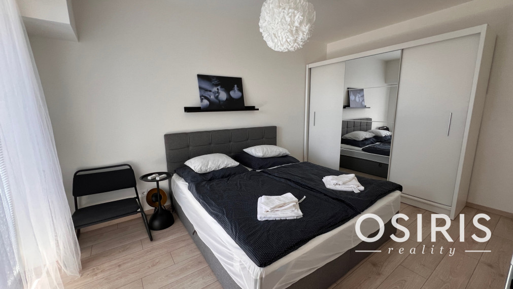 Klimatizovaný, zariadený 2i byt v novostavbe v tichej lokalite Rovinka s vlastným parkovacím miestom