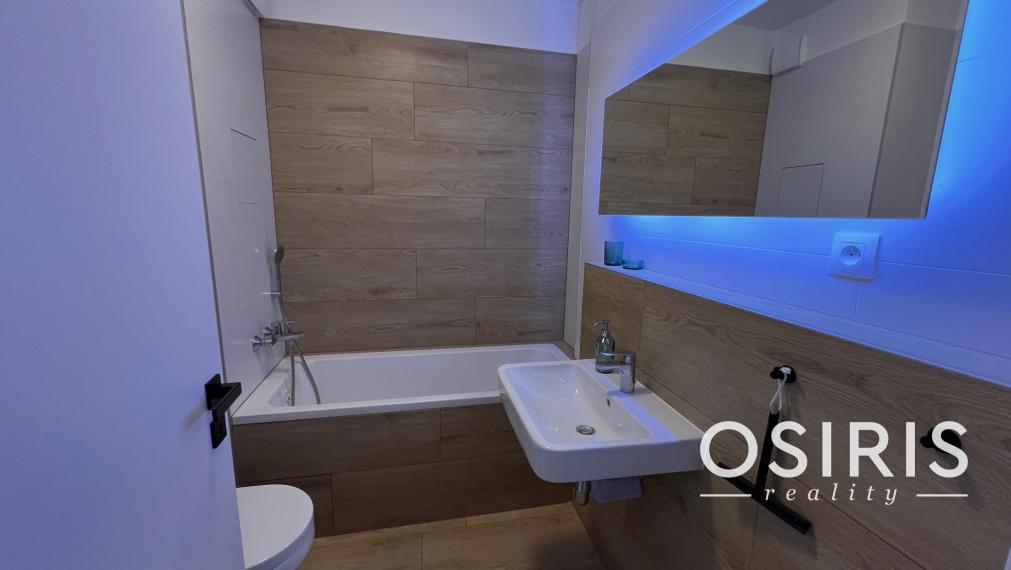 Klimatizovaný, zariadený 2i byt v novostavbe v tichej lokalite Rovinka s vlastným parkovacím miestom