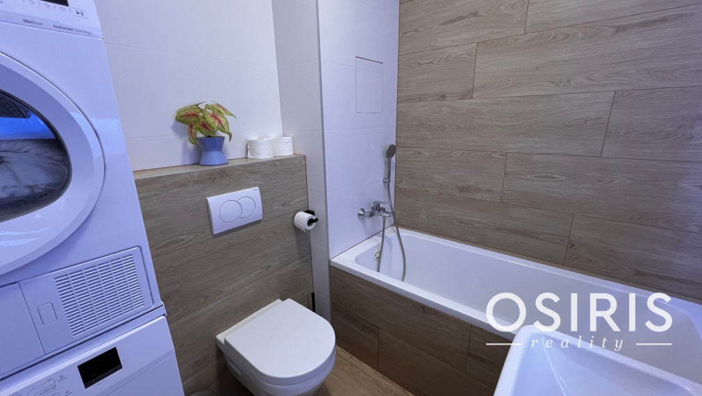 Klimatizovaný, zariadený 2i byt v novostavbe v tichej lokalite Rovinka s vlastným parkovacím miestom