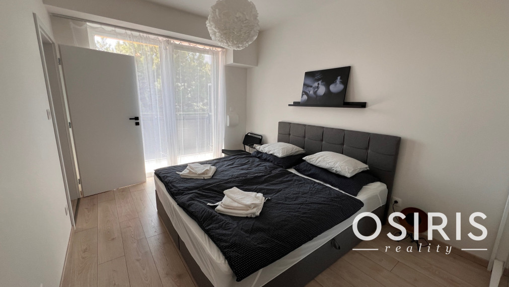 Klimatizovaný, zariadený 2i byt v novostavbe v tichej lokalite Rovinka s vlastným parkovacím miestom