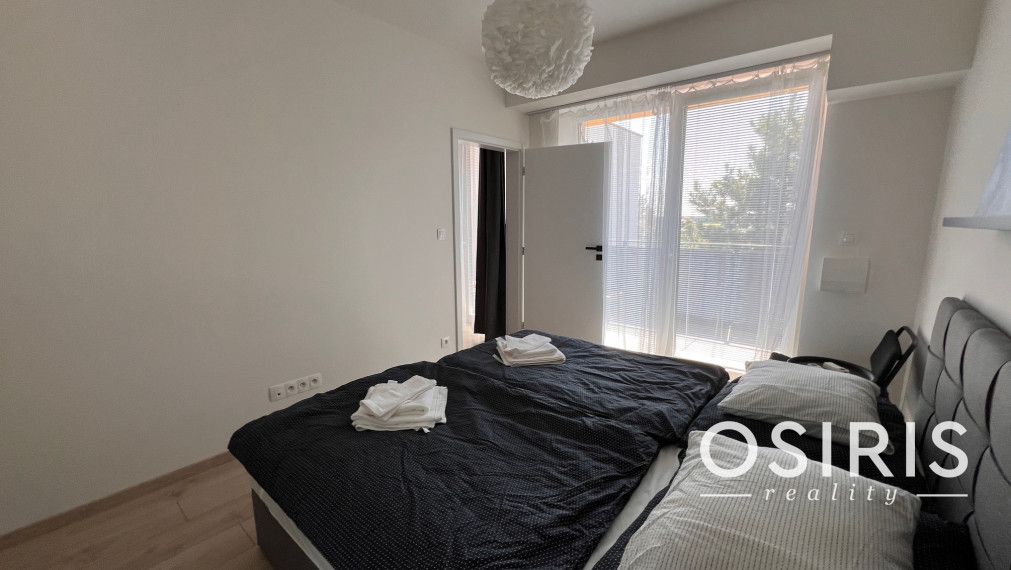 Klimatizovaný, zariadený 2i byt v novostavbe v tichej lokalite Rovinka s vlastným parkovacím miestom