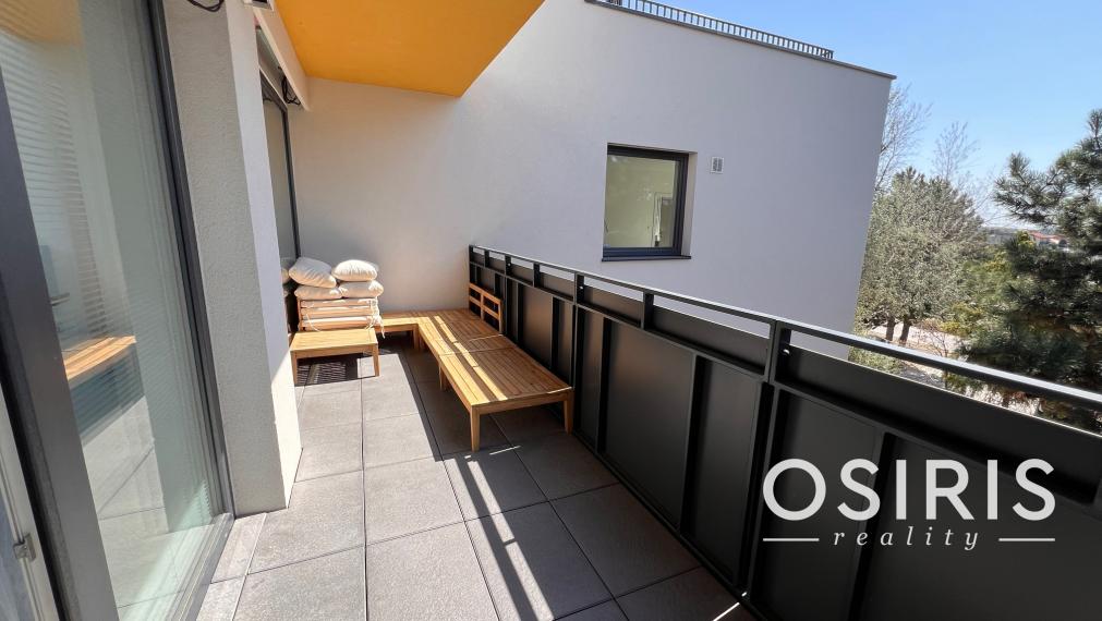 Klimatizovaný, zariadený 2i byt v novostavbe v tichej lokalite Rovinka s vlastným parkovacím miestom