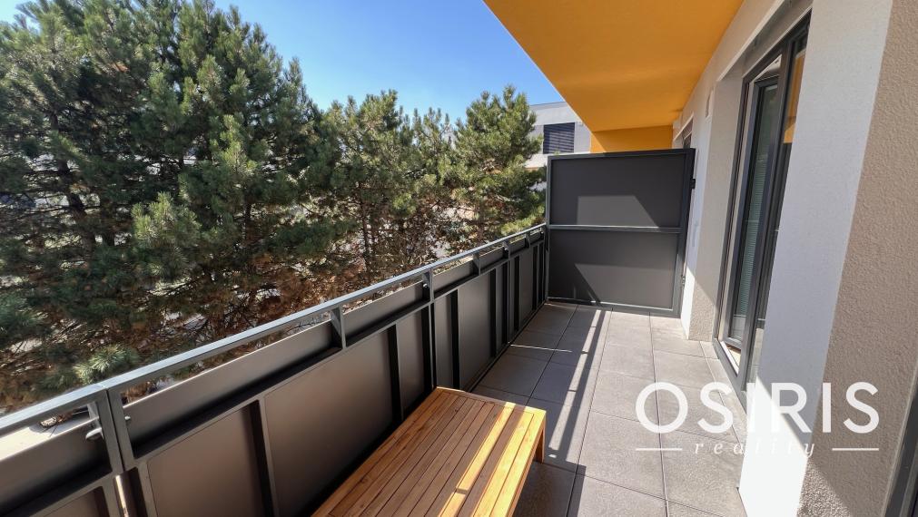 Klimatizovaný, zariadený 2i byt v novostavbe v tichej lokalite Rovinka s vlastným parkovacím miestom