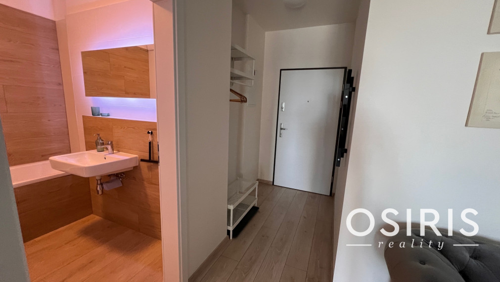 Klimatizovaný, zariadený 2i byt v novostavbe v tichej lokalite Rovinka s vlastným parkovacím miestom