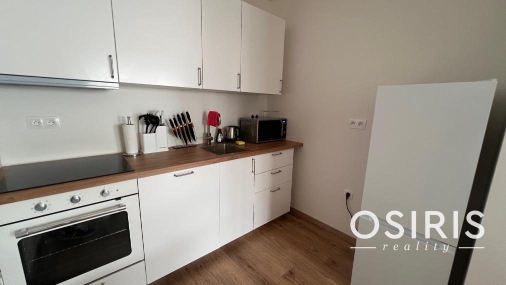 Klimatizovaný, zariadený 2i byt v novostavbe v tichej lokalite Rovinka s vlastným parkovacím miestom