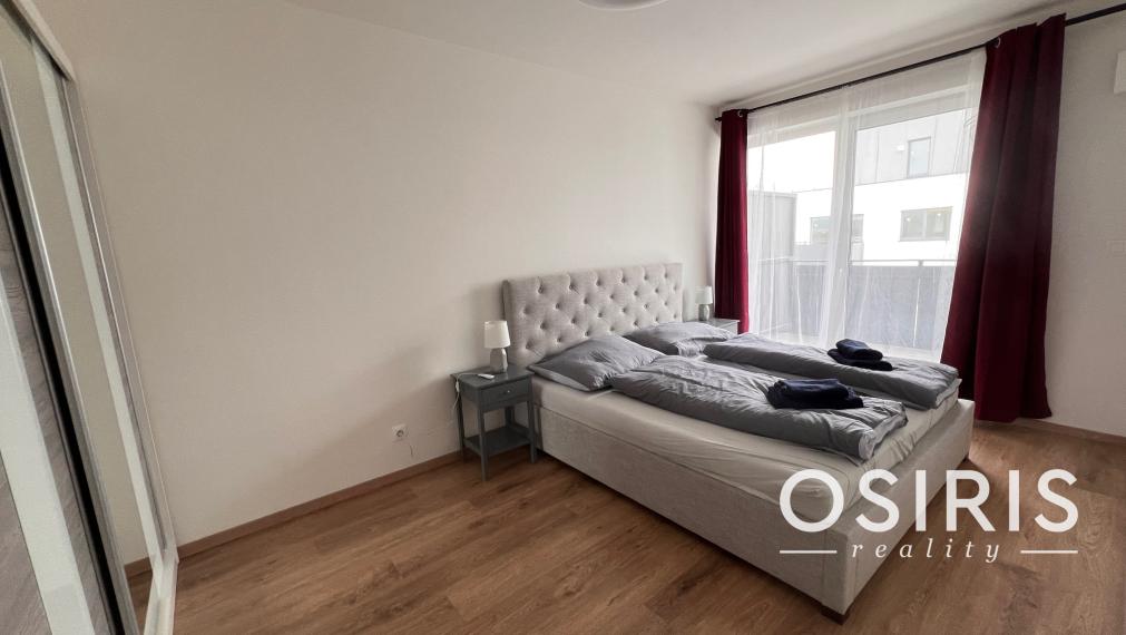 Klimatizovaný, zariadený 2i byt v novostavbe v tichej lokalite Rovinka s vlastným parkovacím miestom