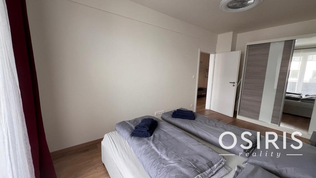 Klimatizovaný, zariadený 2i byt v novostavbe v tichej lokalite Rovinka s vlastným parkovacím miestom