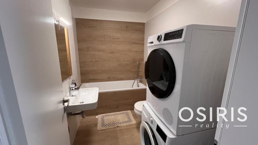 Klimatizovaný, zariadený 2i byt v novostavbe v tichej lokalite Rovinka s vlastným parkovacím miestom