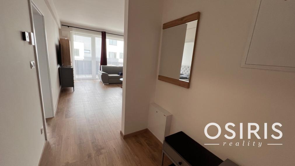 Klimatizovaný, zariadený 2i byt v novostavbe v tichej lokalite Rovinka s vlastným parkovacím miestom