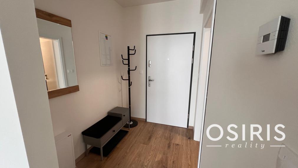 Klimatizovaný, zariadený 2i byt v novostavbe v tichej lokalite Rovinka s vlastným parkovacím miestom