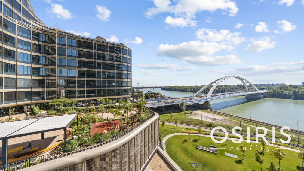 Klimatizovaný 2 izbový byt s terasou v Eurovea Tower, 1x parkovanie