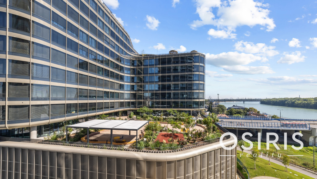 Klimatizovaný 2 izbový byt s terasou v Eurovea Tower, 1x parkovanie