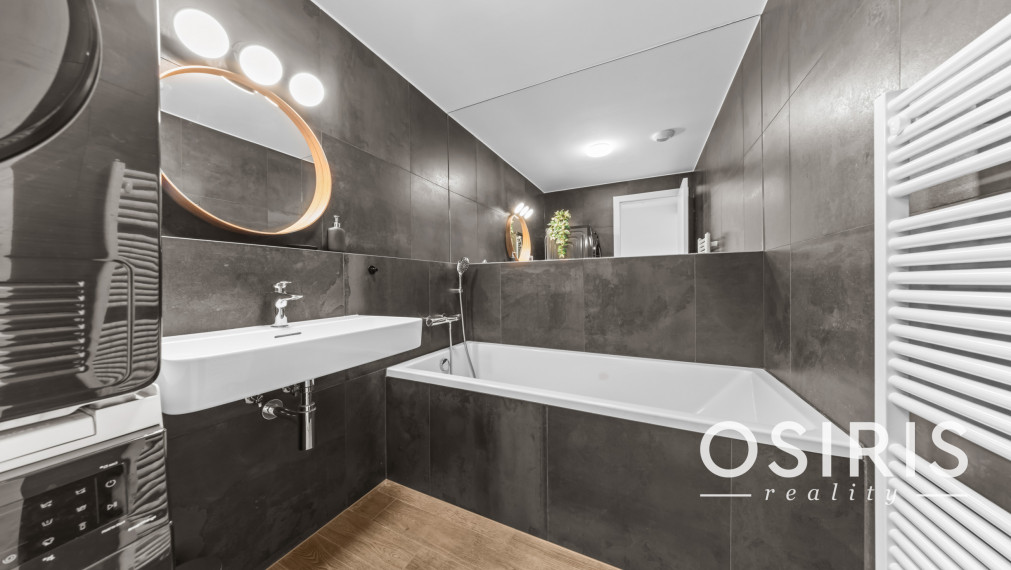 Klimatizovaný 2 izbový byt s terasou v Eurovea Tower, 1x parkovanie