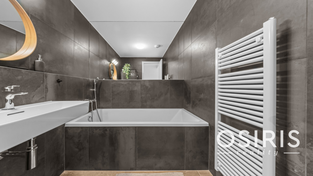 Klimatizovaný 2 izbový byt s terasou v Eurovea Tower, 1x parkovanie