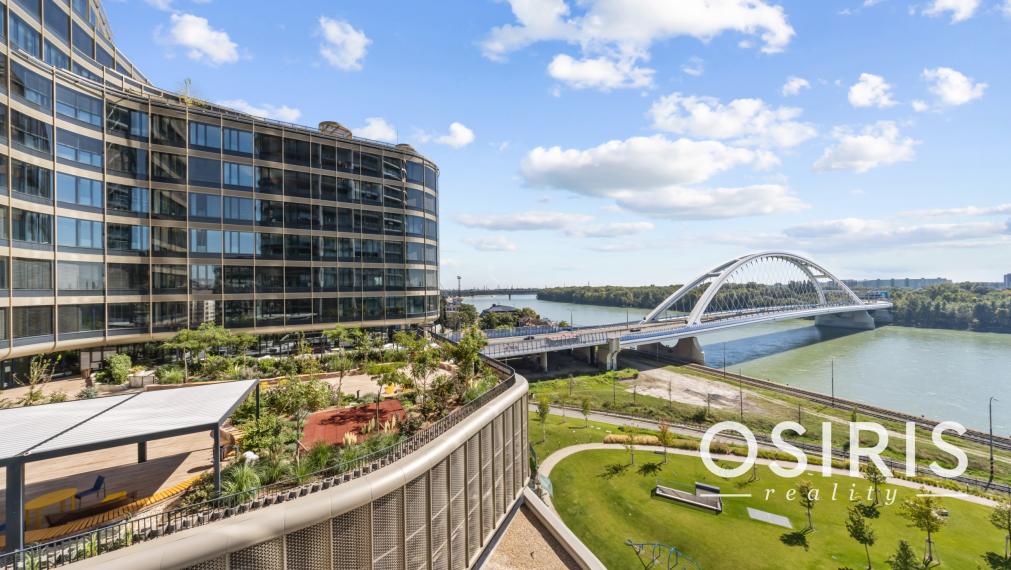 Klimatizovaný 2 izbový byt s terasou v Eurovea Tower, 1x parkovanie