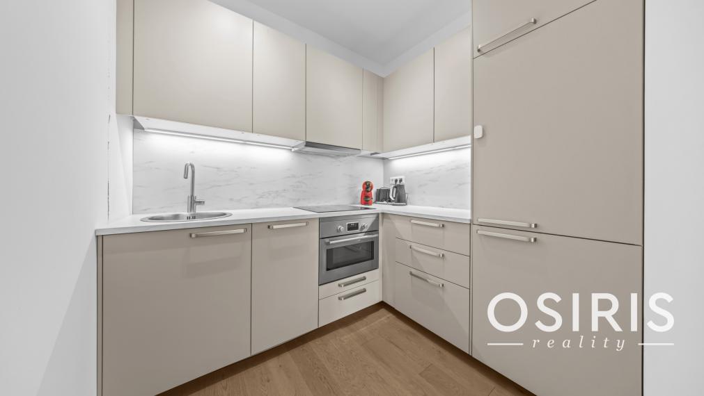 Klimatizovaný 2 izbový byt s terasou v Eurovea Tower, 1x parkovanie