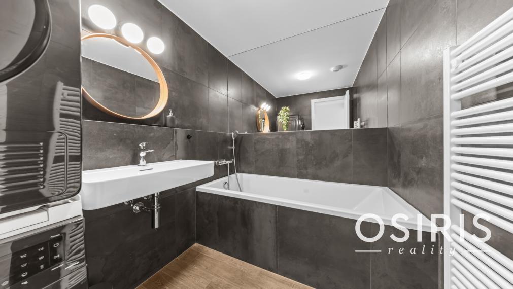 Klimatizovaný 2 izbový byt s terasou v Eurovea Tower, 1x parkovanie