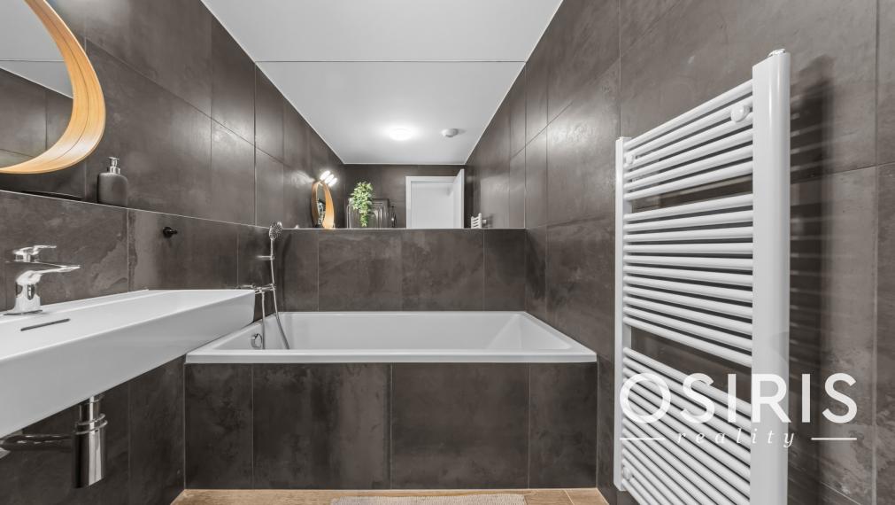 Klimatizovaný 2 izbový byt s terasou v Eurovea Tower, 1x parkovanie