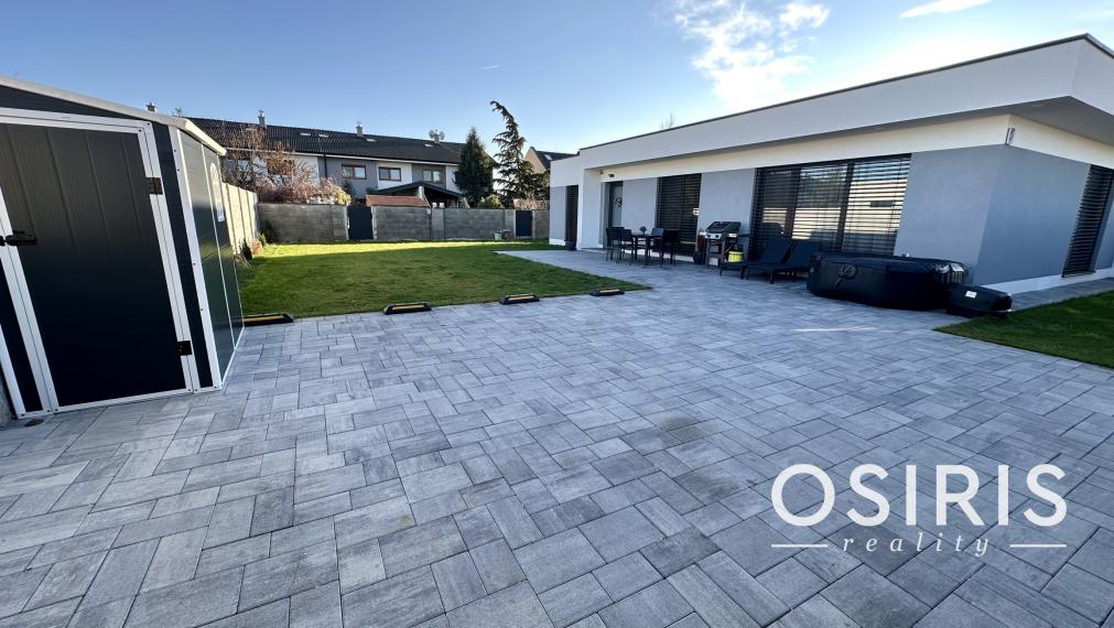 Klimatizovaný 4i zariadený dom, vírivka, 2x parking, D. Lužná