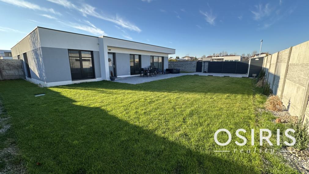 Klimatizovaný 4i zariadený dom, vírivka, 2x parking, D. Lužná