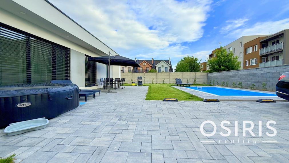 Klimatizovaný 4i rodinný dom s bazénom, 2x parkovanie na pozemku, novostavba 2023