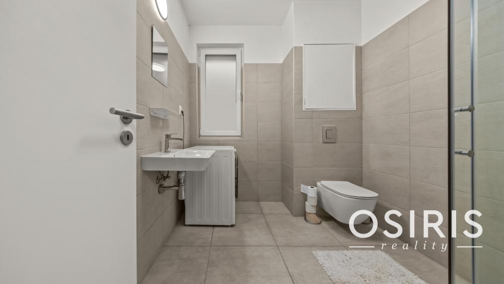 Klimatizovaný 1i byt s balkónom, novostavba 2022, predzáhradka, parkovacie miesto